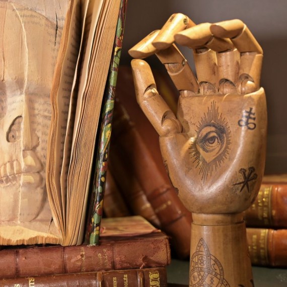 QUARTZ Mobilier Contemporain OBJET DE COLLECTION Main tatouée 