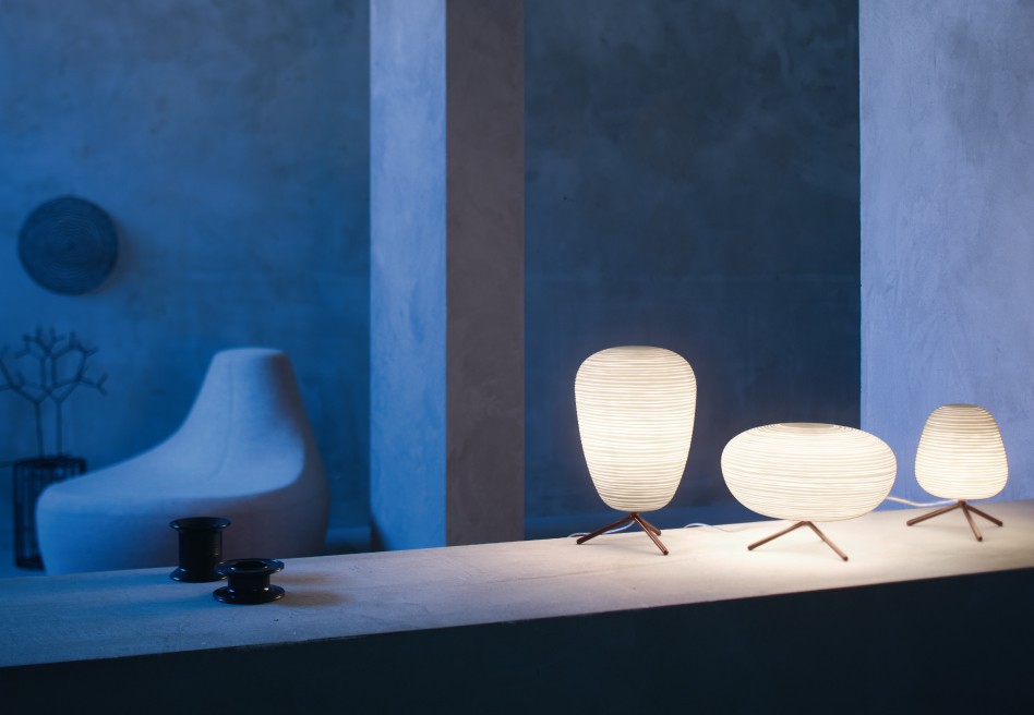 Cette série de lampe en verre soufflé rappelle avec poêsie le design des lampes en papier Japonaises et diffuse une lumière chaleureuse 