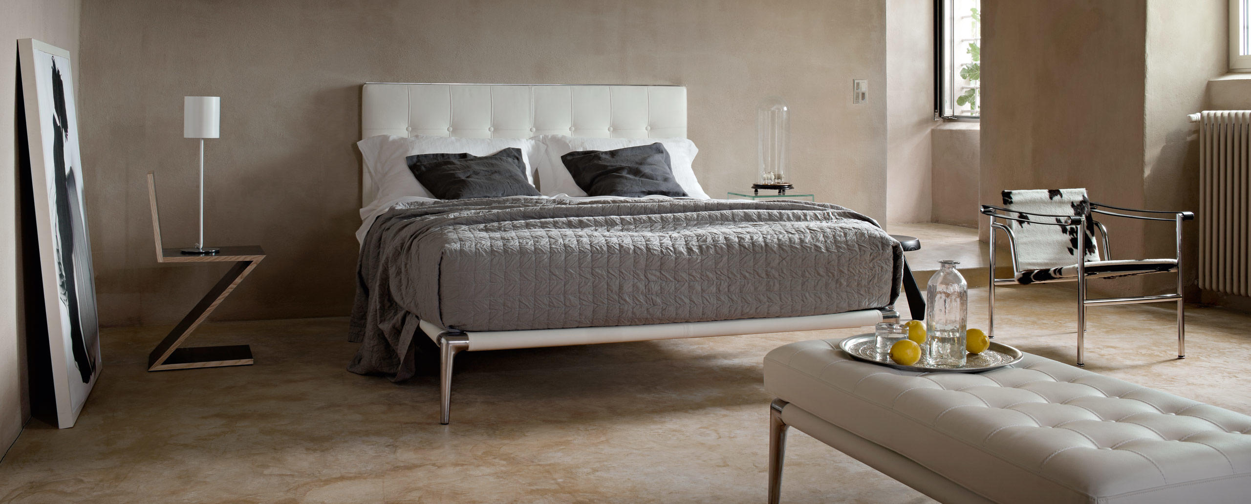 Lits avec cadre de lit en aluminium extrudé, en tissu ou de cuir. Design par Philippe Starck
