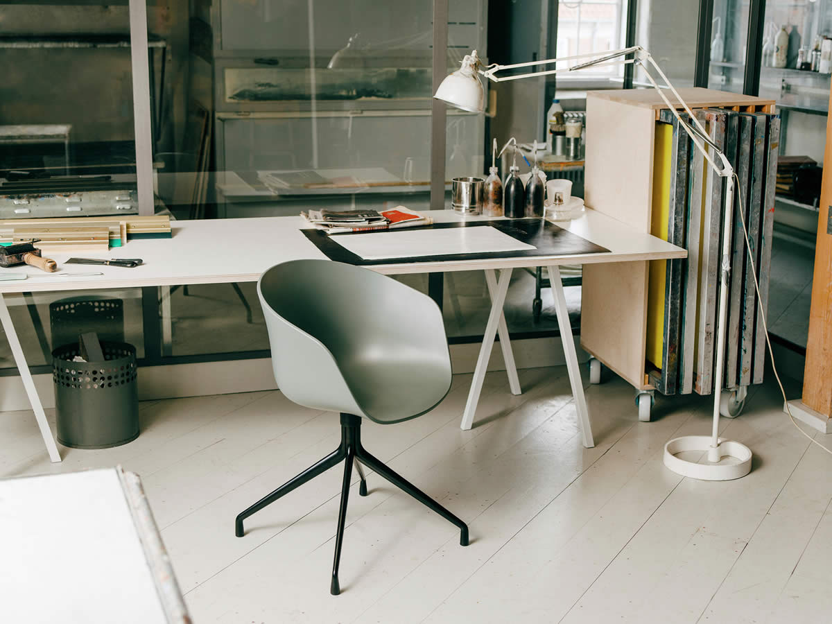 Avec ses quatres pieds en aluminium peints noirs, cette chaise est parfaite dans un environnement de travail.