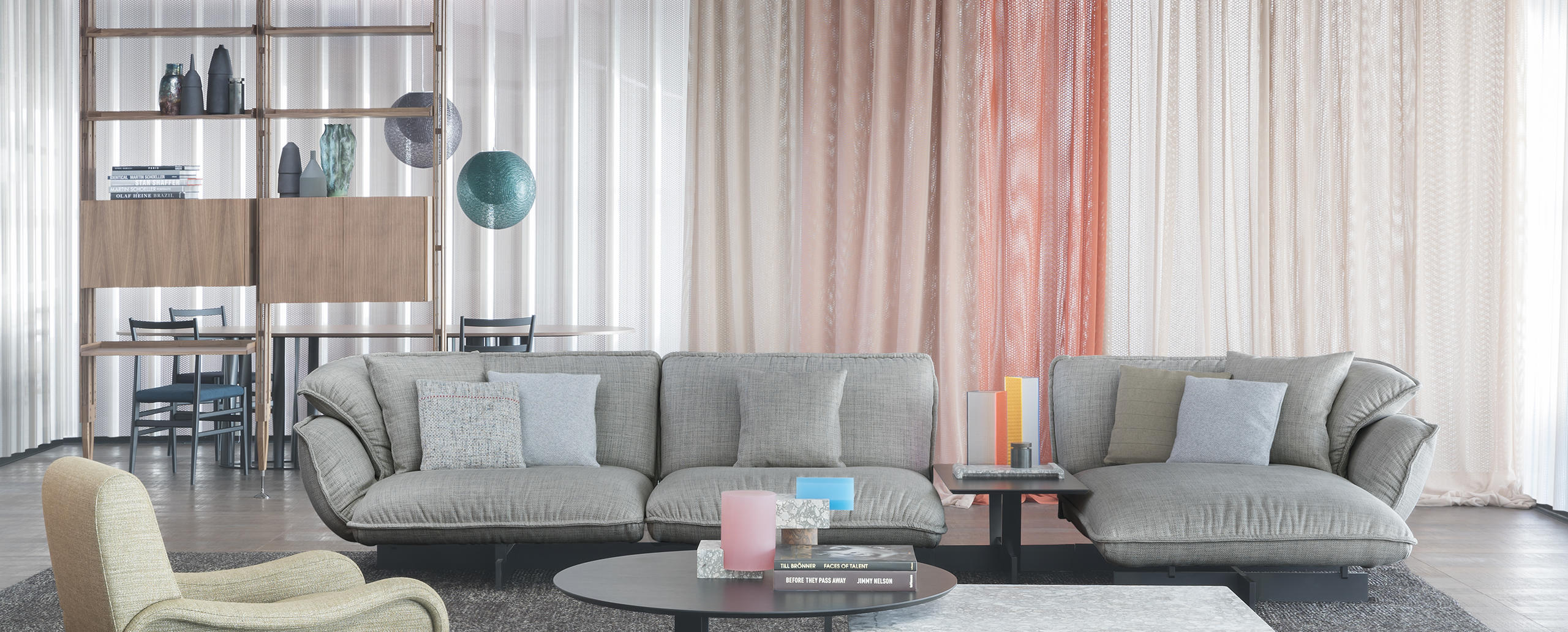 Le Beam Sofa System s’évolue en une nouvelle version, où les dimensions s’agrandissent pour le rendre encore plus scénique.