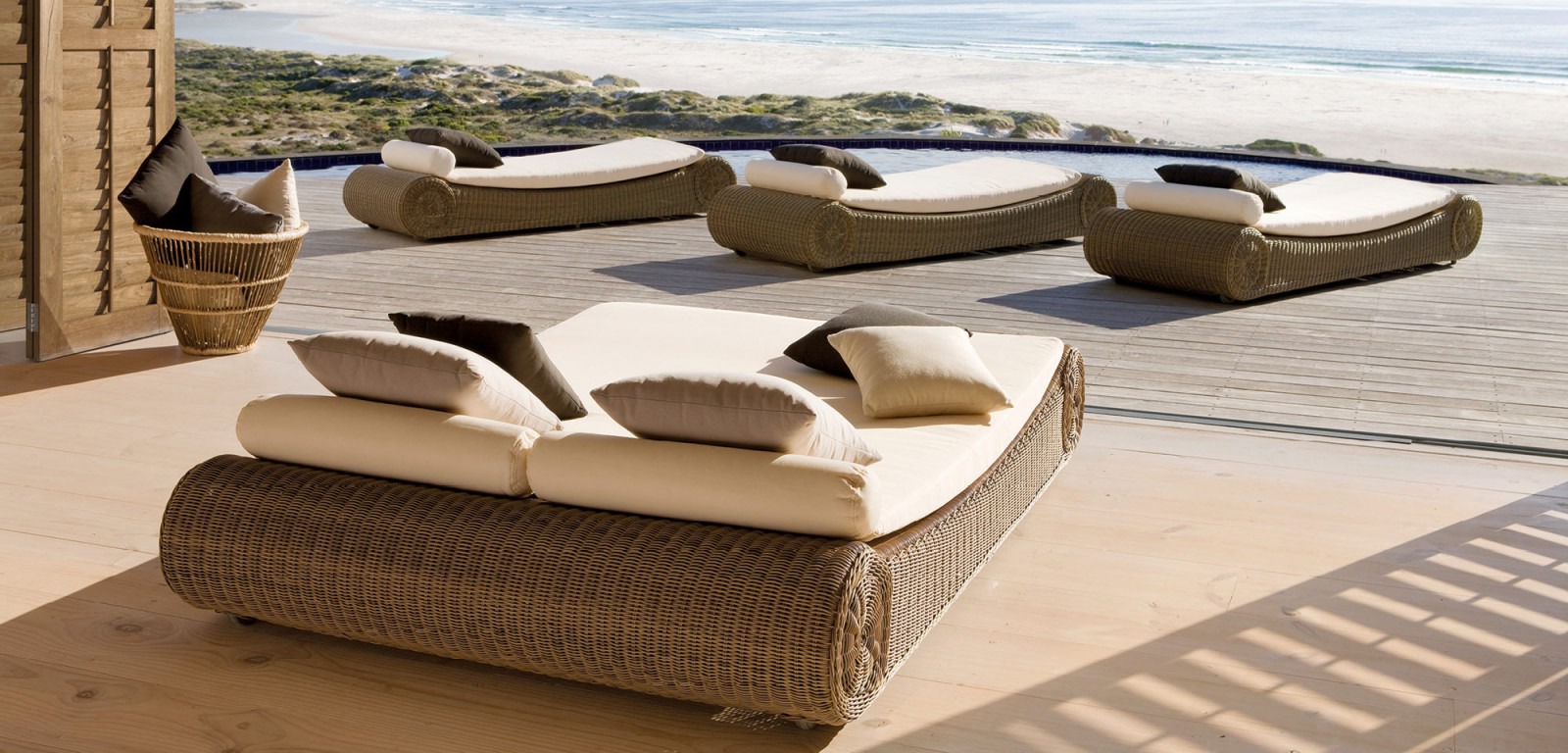 Ces larges chaises confortables, ces sofas et bains de soleil invitent à se perdre dans ses rêves..