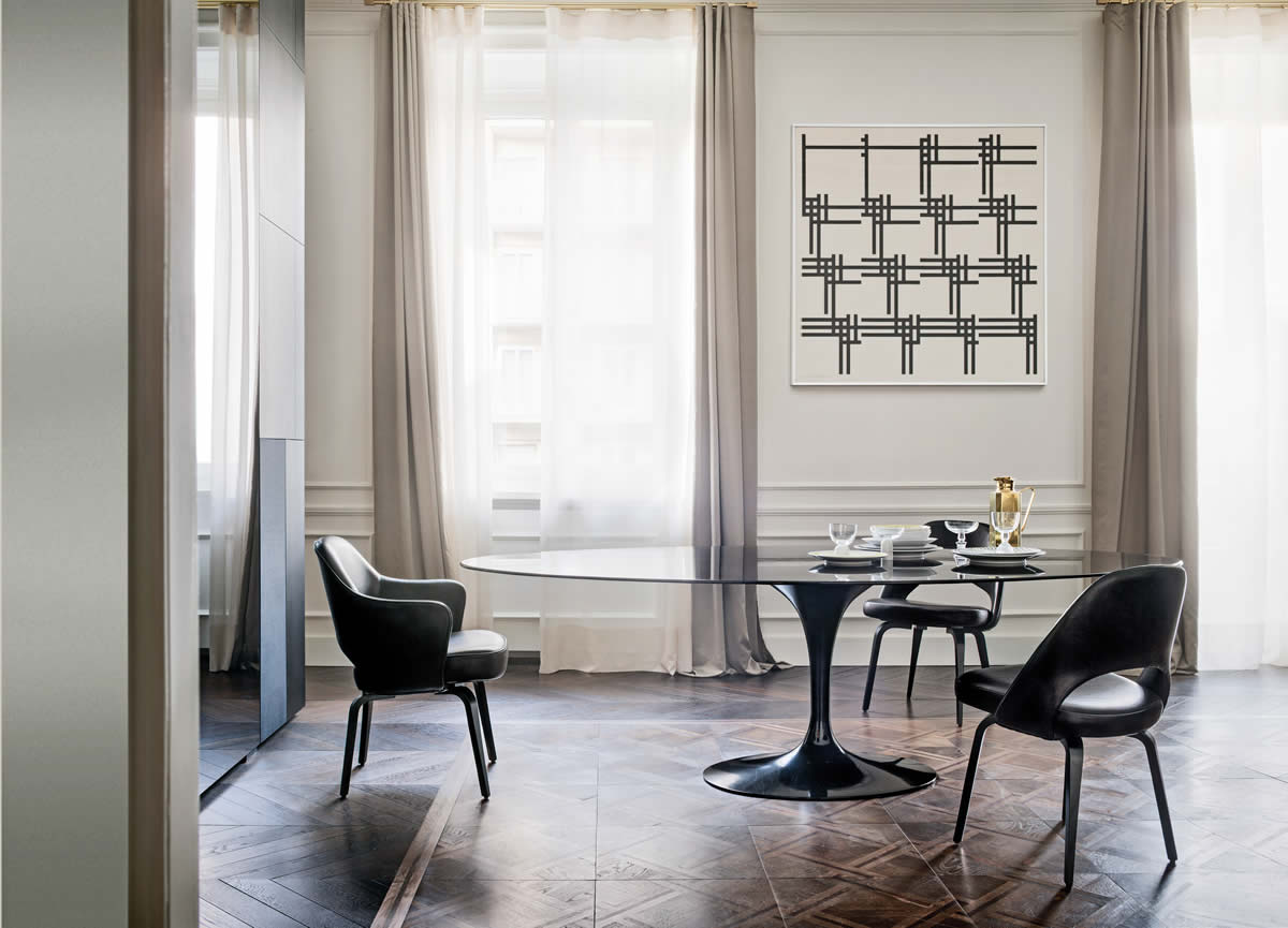 La collection Saarinen du nom de son designer, est une édition Knoll célèbre pour sa forme typique des années 60 et ses plateaux de marbre d'une éléga