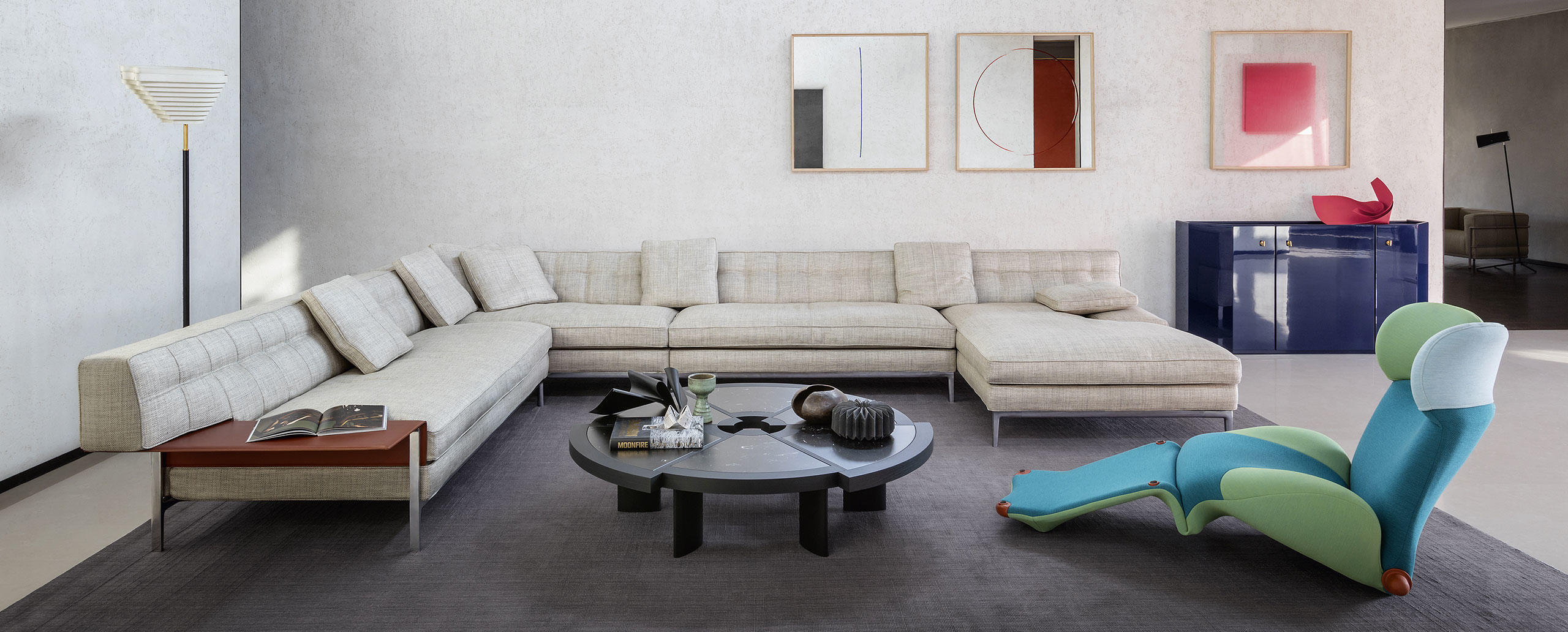 La collection se compose de canapés à deux et à trois places, d’éléments modulables design par Philippe Starck