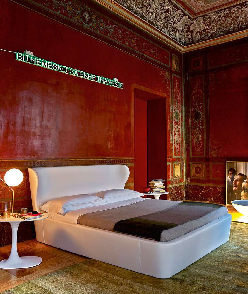 La recherche du confort se déplace dans la chambre à coucher où le grand lit est l’élément central, design par Naoto Fukasawa 